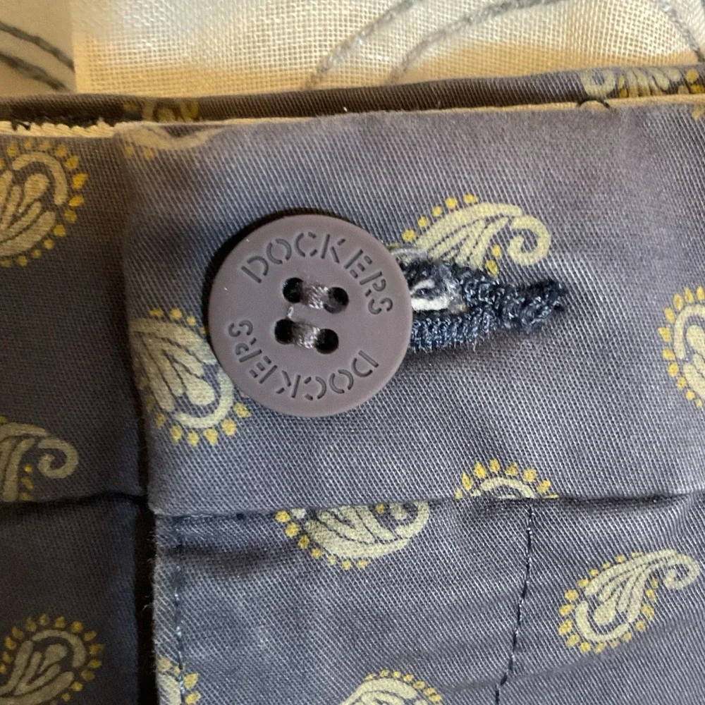Men's Dockers Supreme Flex Blue Khakis Shorts Paisley Flat Front Stretch Size 30